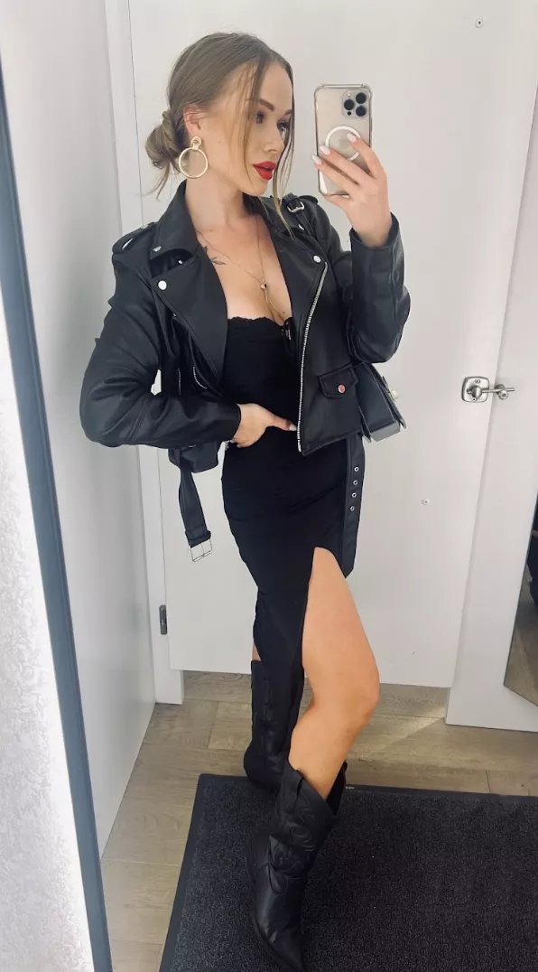 IUTR All black today 🖤