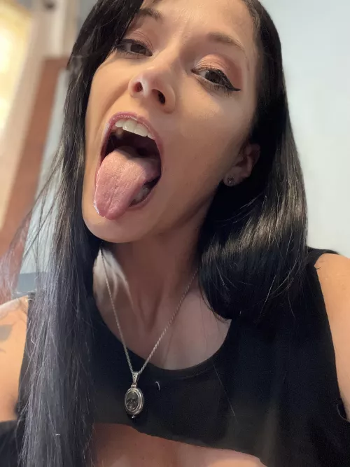 My tongue will lick all that cum up😈