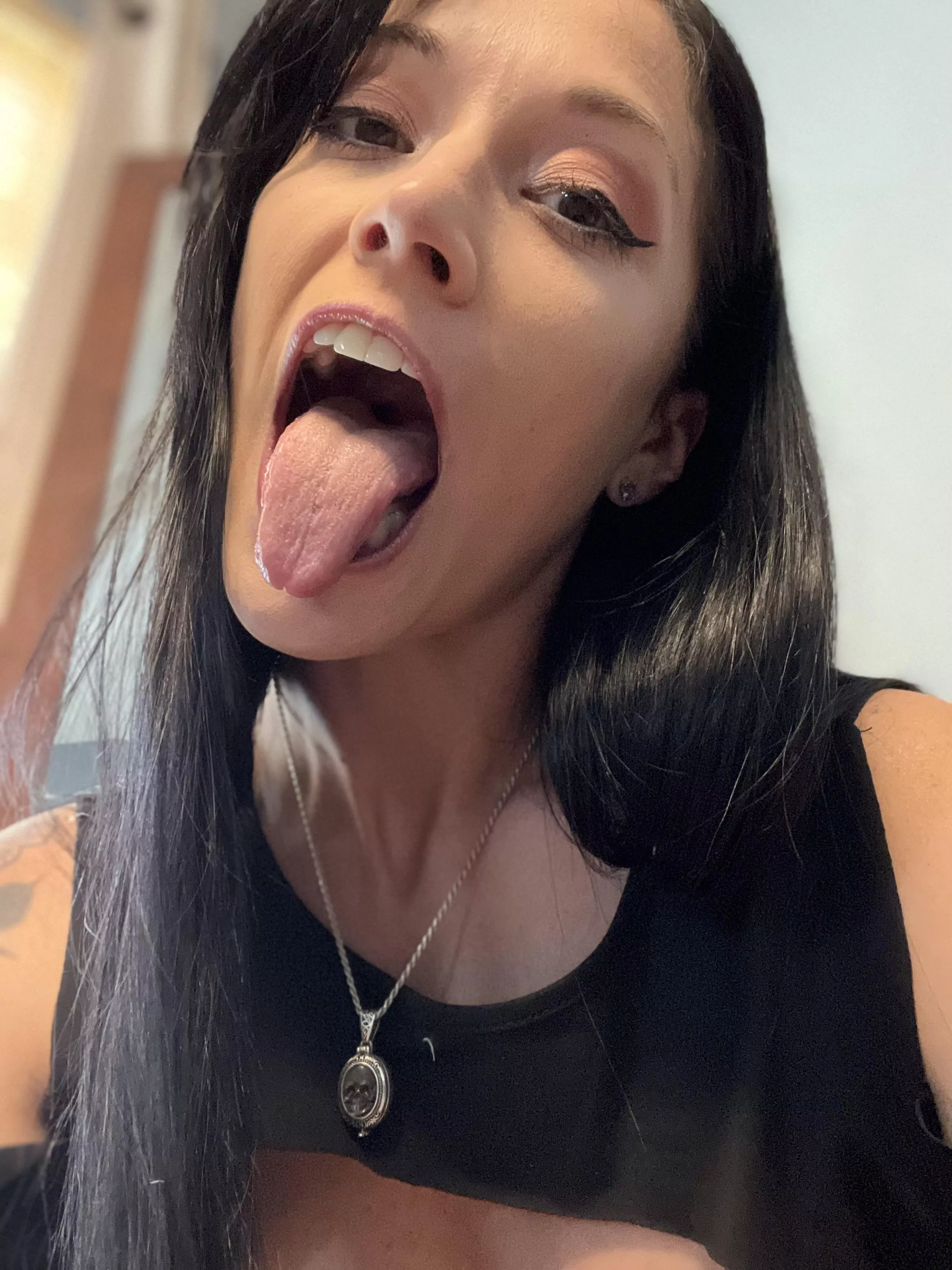 My tongue will lick all that cum up😈