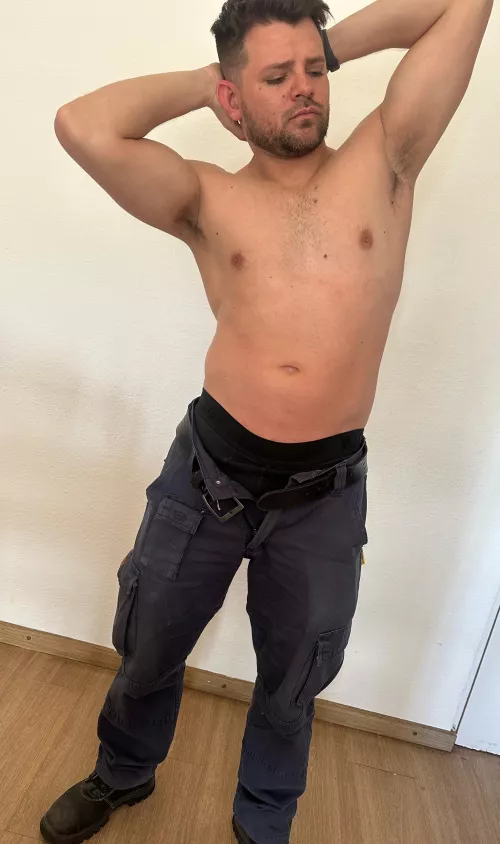 Wet armpits after a long day's work🥵💦