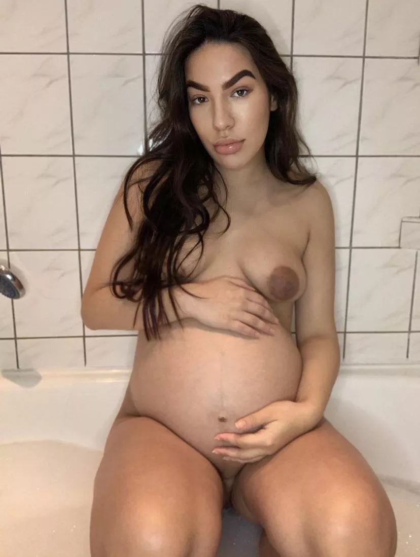 Who wants to cum on my preggo belly ?😈