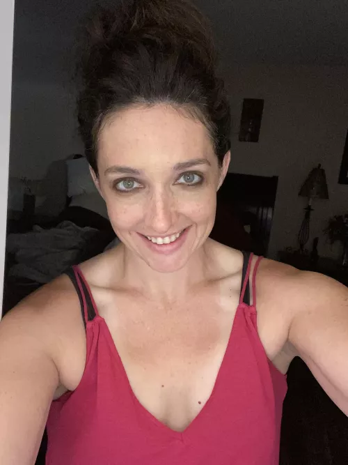 40 years old with green eyes and lots of freckles..smash or pass?