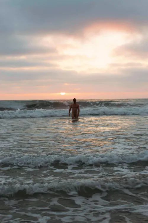 Catching the last rays before the Pacific gets too chilly 🌅