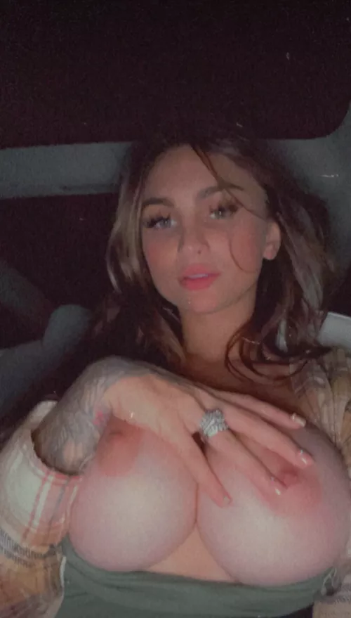 I need another pair of hands to cover up my tits 😂