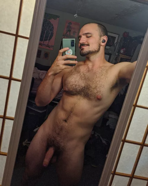 ignore the messy room, all eyes on me