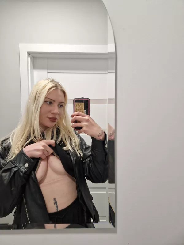 I'm horny anyone online want to have sexting or video call