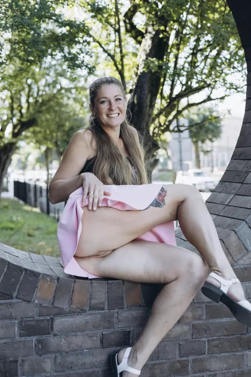 Pussy flashing [img]