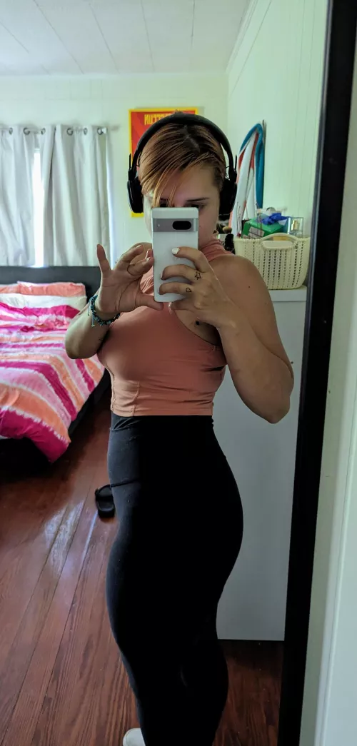 Stay at home workouts for a stay at home mom (f)