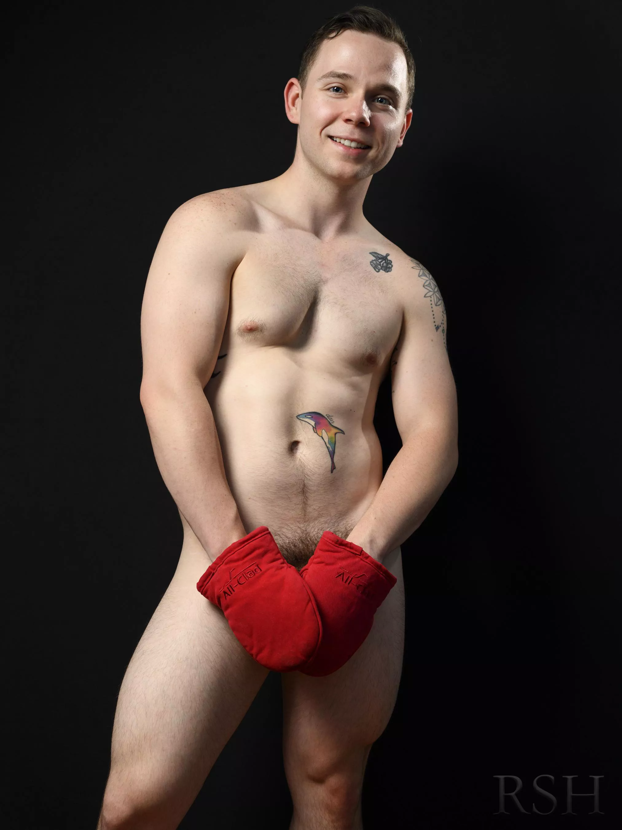 The oven mitts aren’t covering any ink 😌