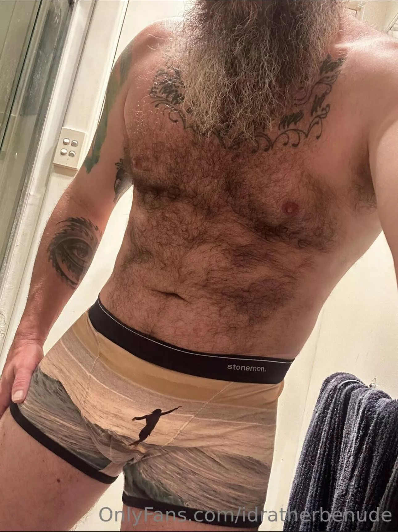 There’s a surfer on my 🍆🤙🏼