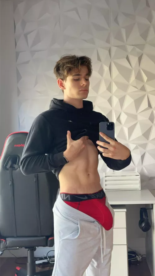 Trying something new in this group. Do I still get love without showing my cock?