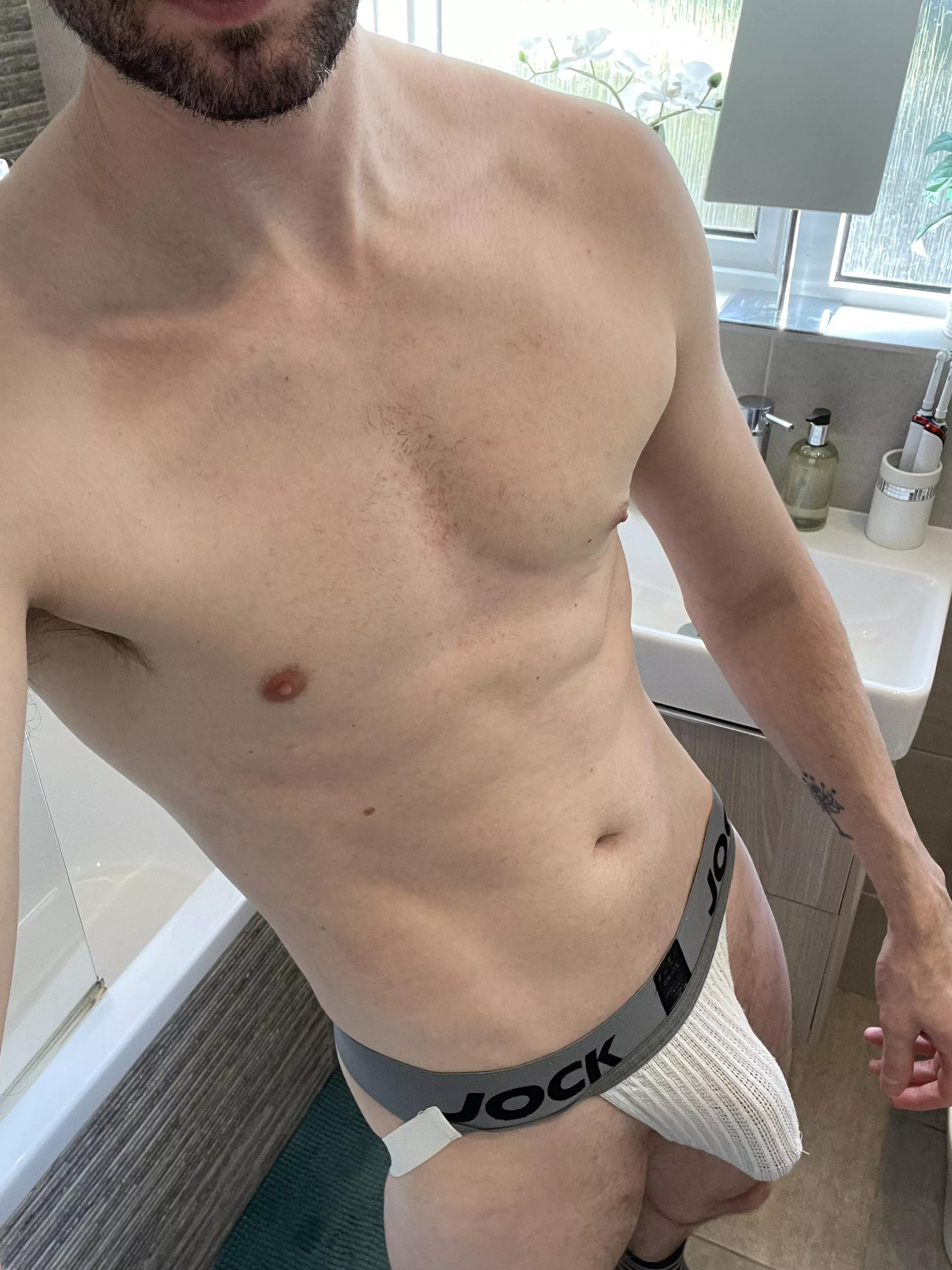 Who wants to blow there load over my abs? So I can feed you the load