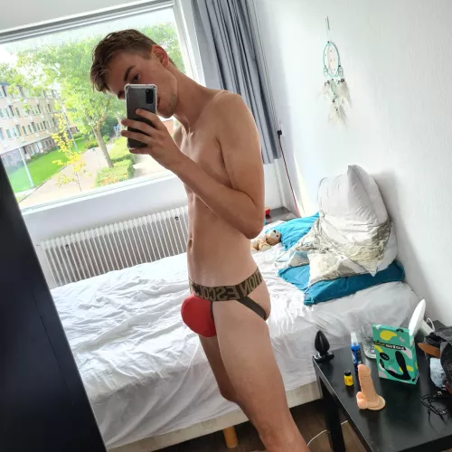 Are you a fan of twinks with big bulges? 🫣