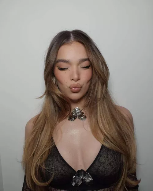 Gooning to Hailee Steinfeld is the best way to end the day! Please make me goon to her!