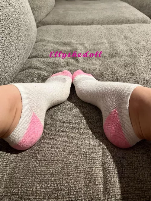 Imagine if we’re alone and I position my feet like this on your couch 😘