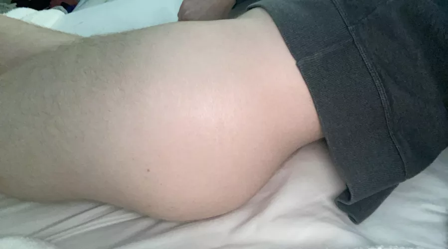 Is my butt cute enough 🥺🥺🍑