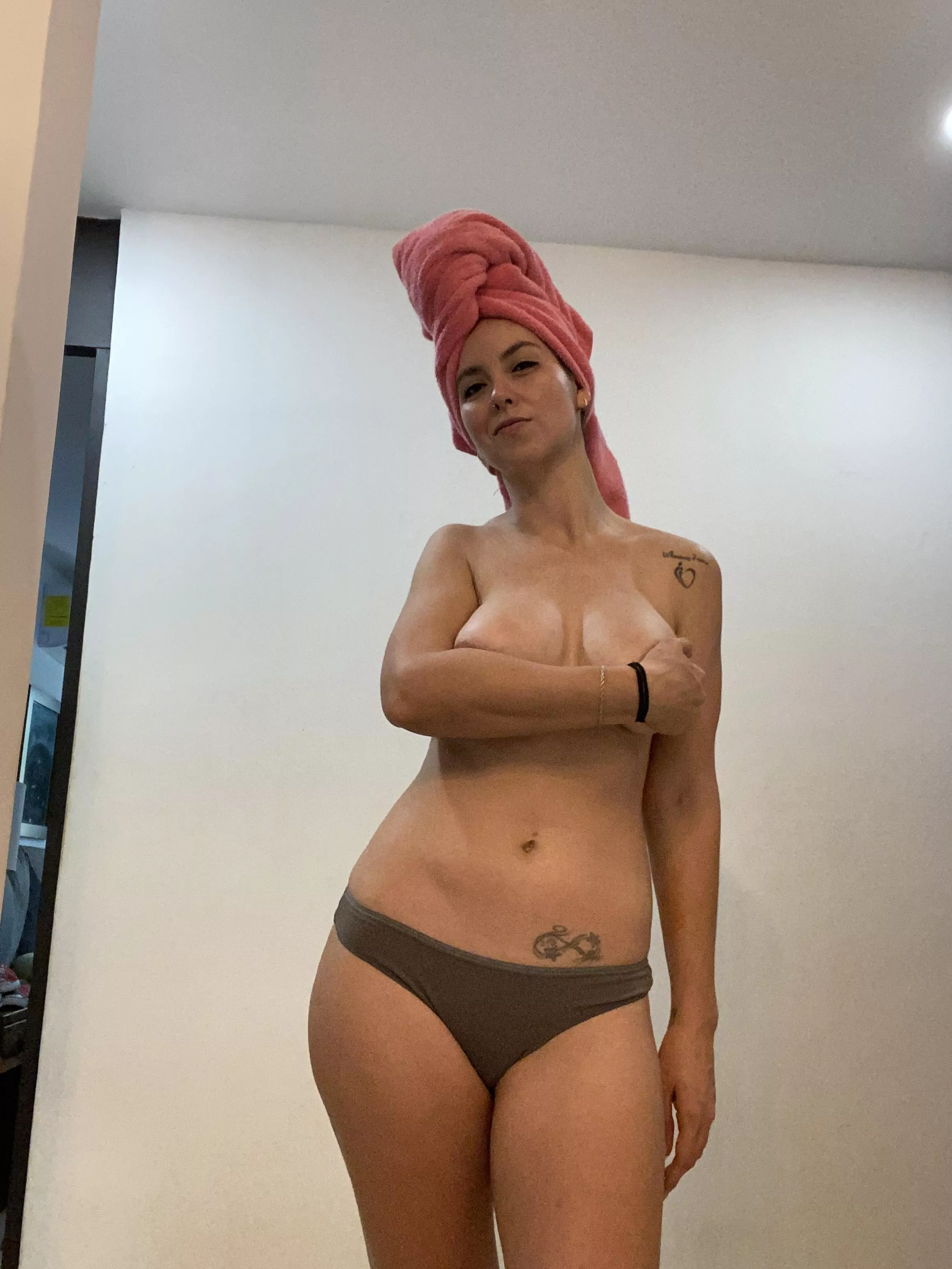 Mommy fresh out of the shower [IMG]