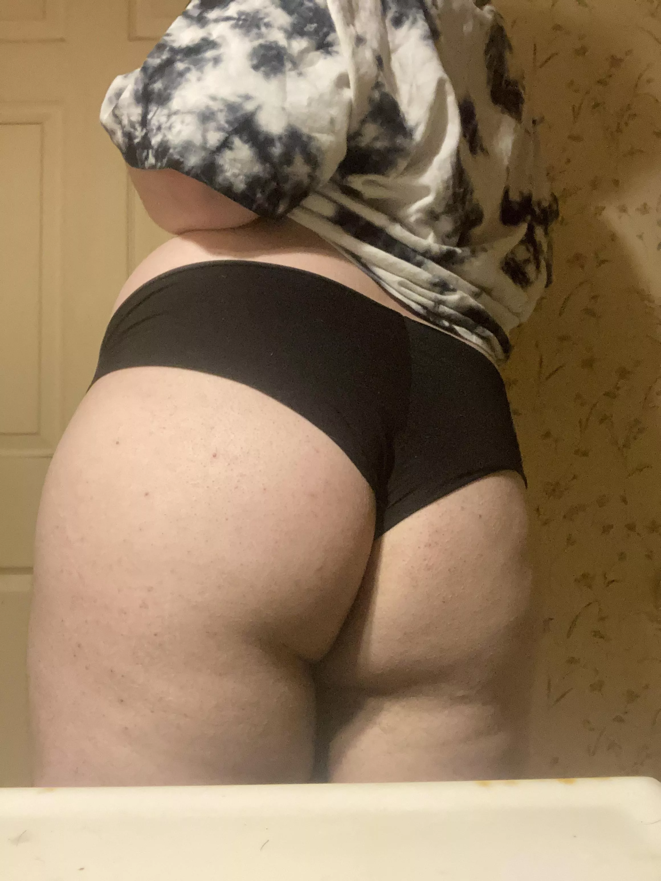 My ass always tries to swallow my panties 😖