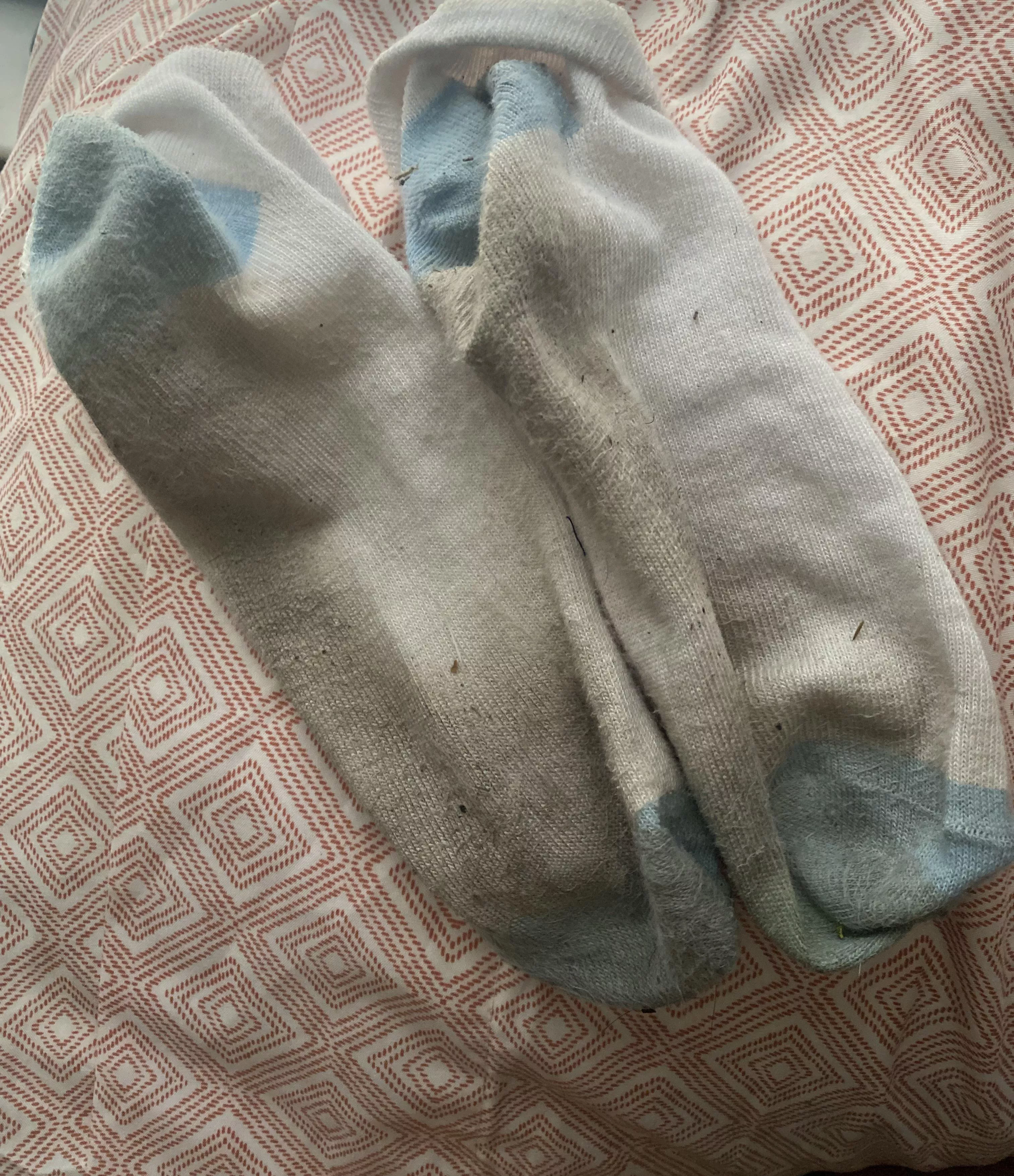 [selling] used socks 🧦 $15 a pair 🧦 cashapp and PayPal accepted 🧦 fetish friendly ♥️