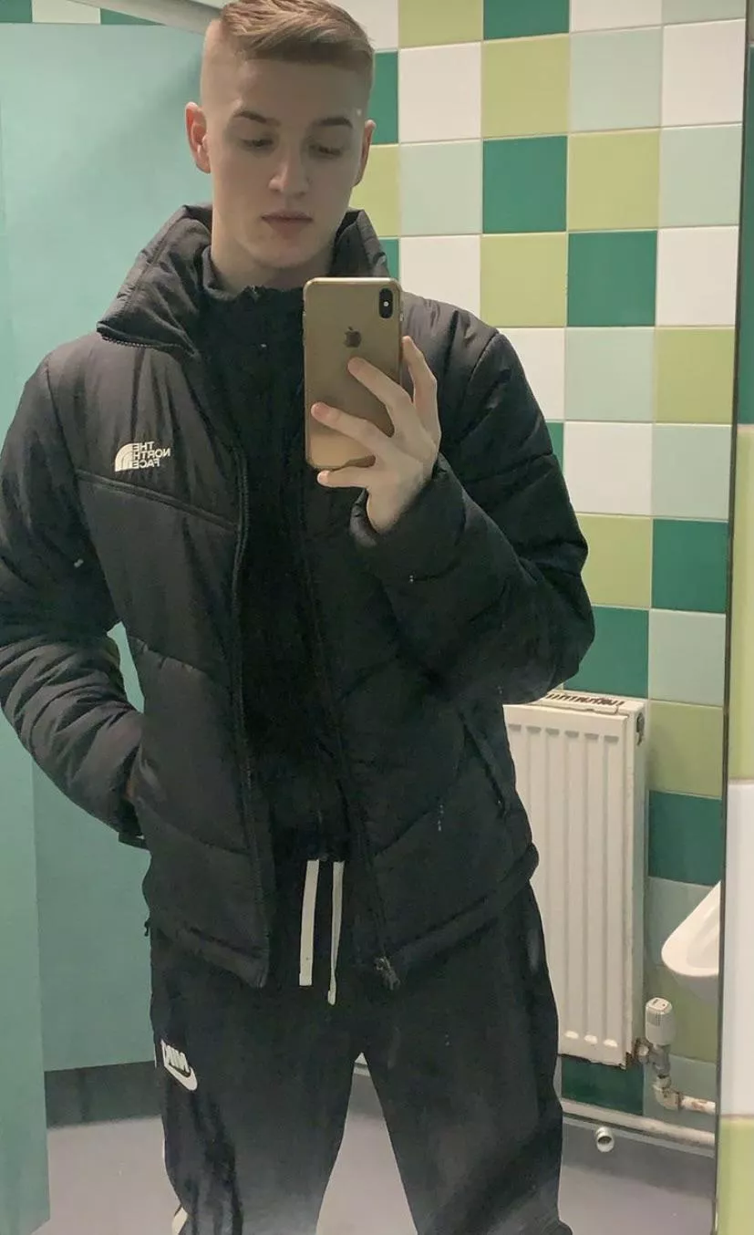 22 uk. Anyone wanna DM me?