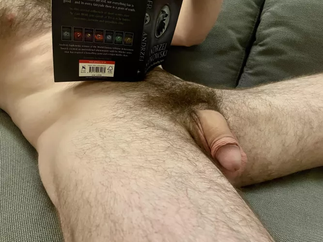 A glass of wine and a new book, can anyone think of a better way to spend an evening? 😏