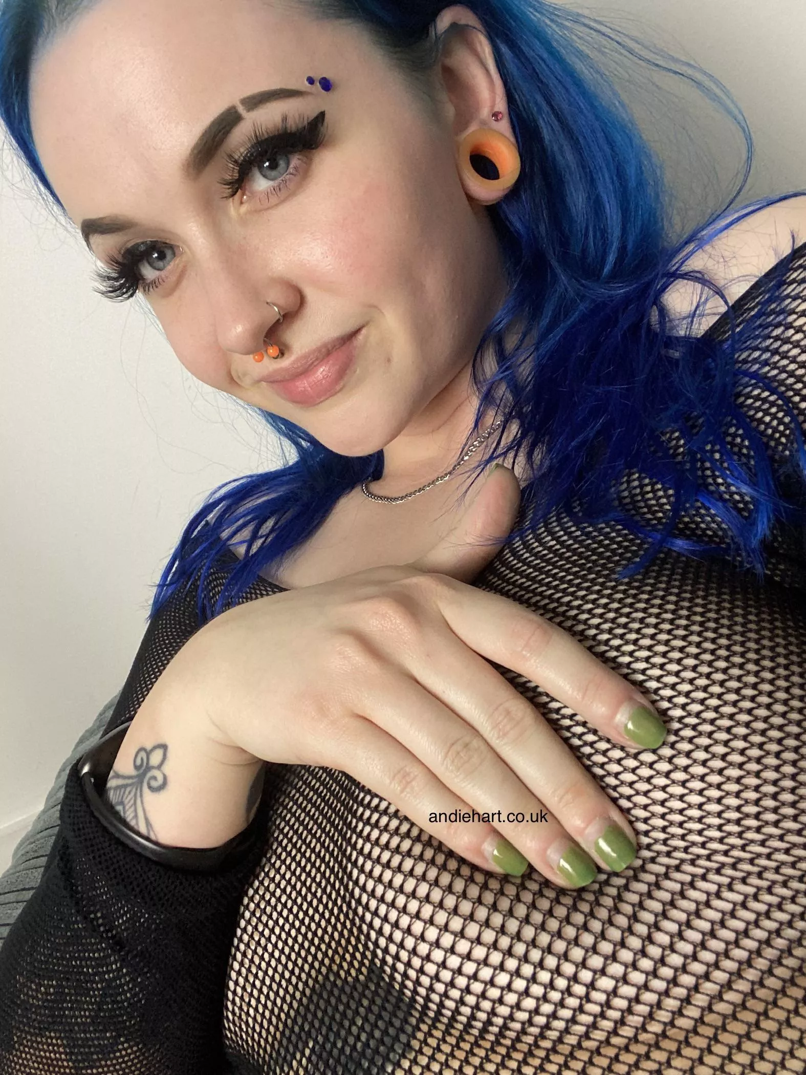 fishnet body stocking… need i say more? 😏