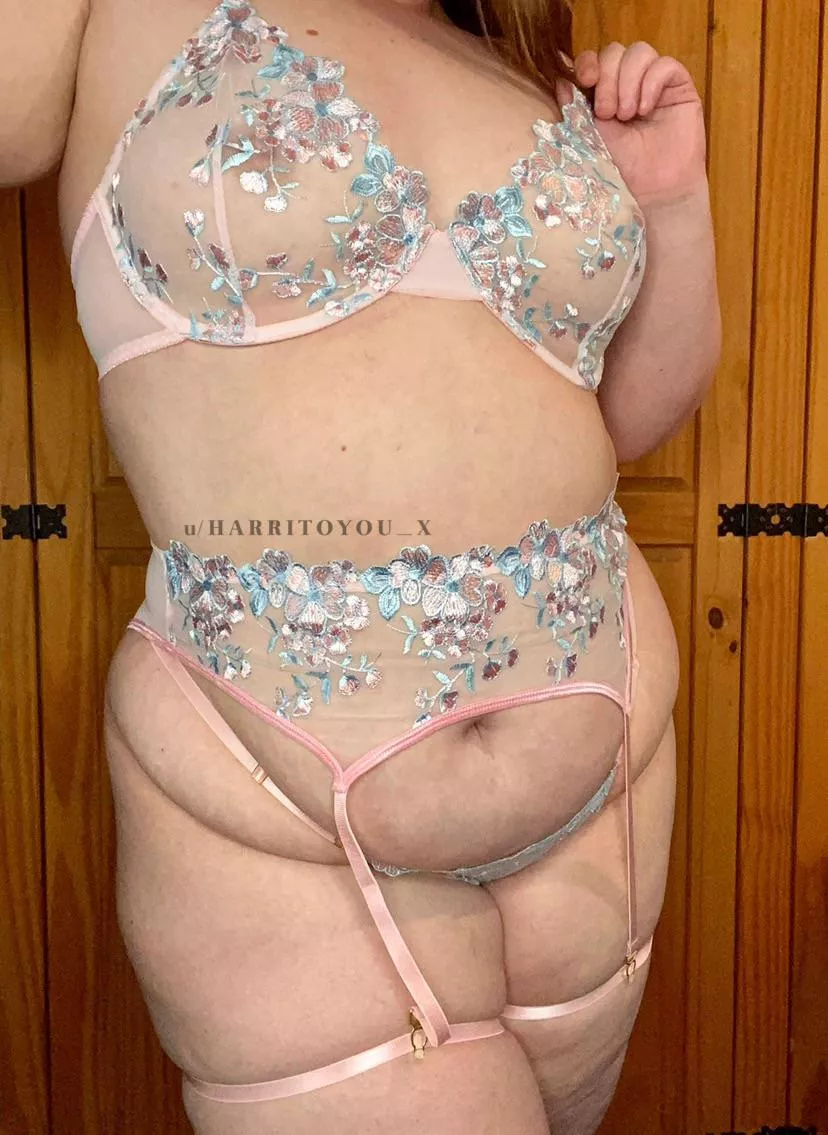 Lingerie wrapped curves 🥵