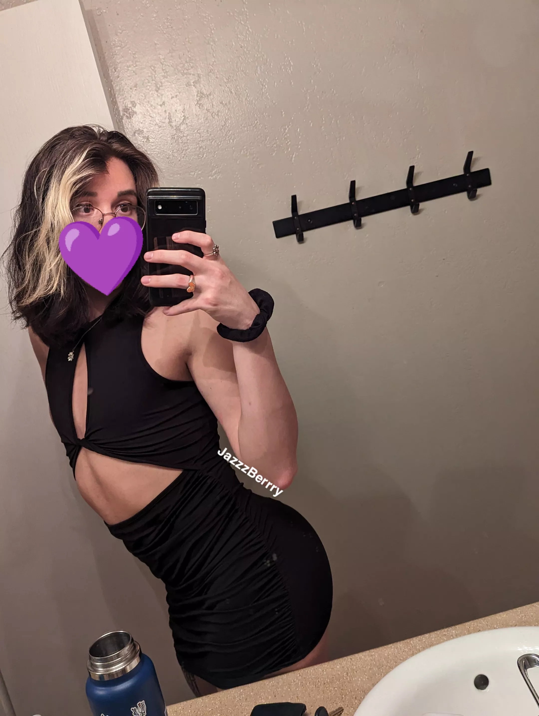 look how good I look in this dress