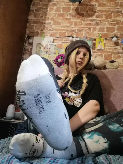 Would u like to uncover my feets?