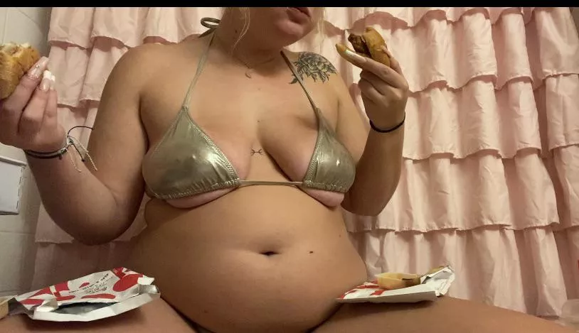 Double fisting chicken sandwich’s😮‍💨