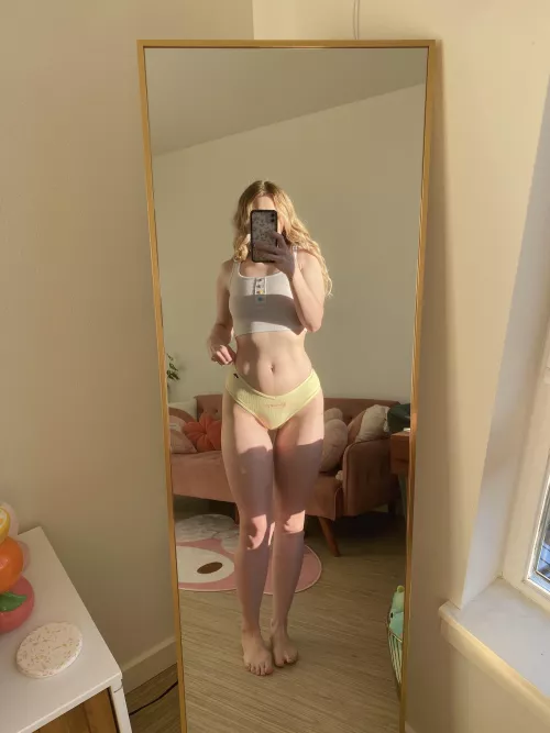 here’s me in my tuesday undies to hopefully make your thursday better :) [f]