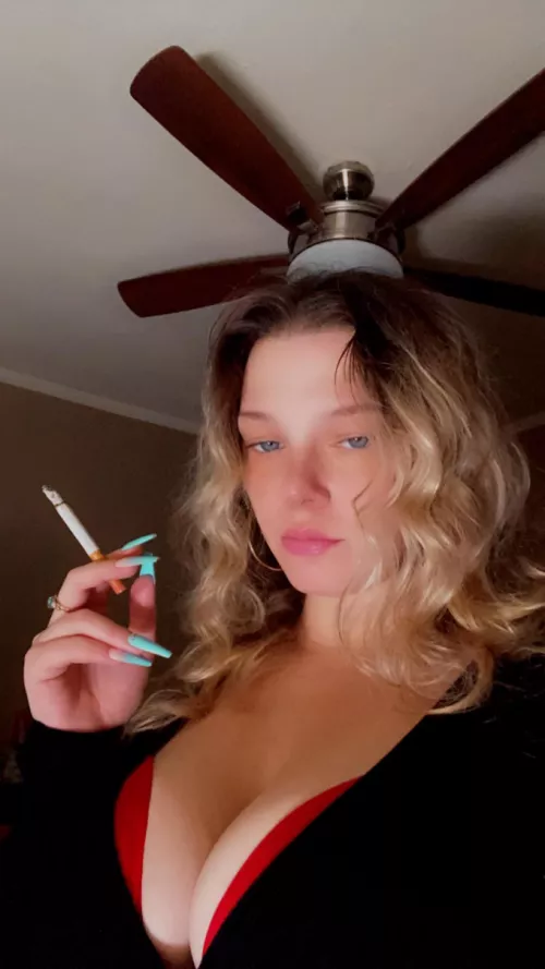 I heard hot blonde brats that smoke make you so weak 🚬