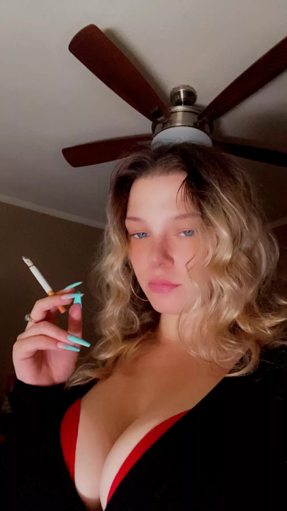 I heard hot blonde brats that smoke make you so weak 🚬