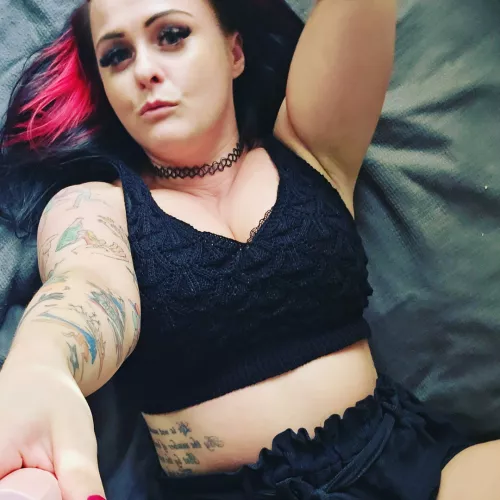 New to chaturbate please give me a follow if I'm.your type of cam girl @charleighb_essex is my chaturbate name