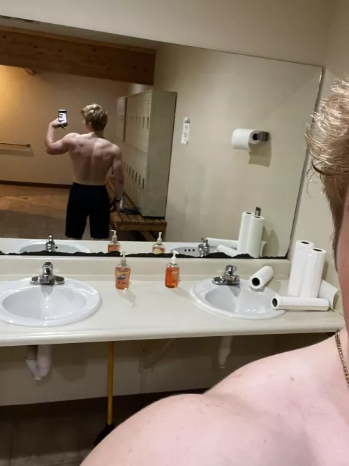 (19) drunk and horny hot bros hmu to compare