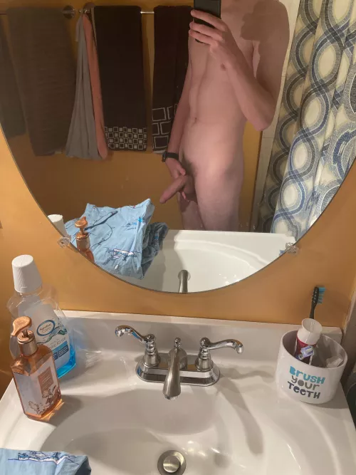 Getting into the shower with a semi, who wants to make it fully hard 😜