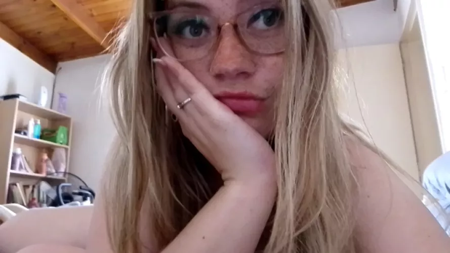 Goodmorning from me and my freckles 😘