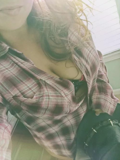 Happy Flannel Friday, Y'all 😘🩷