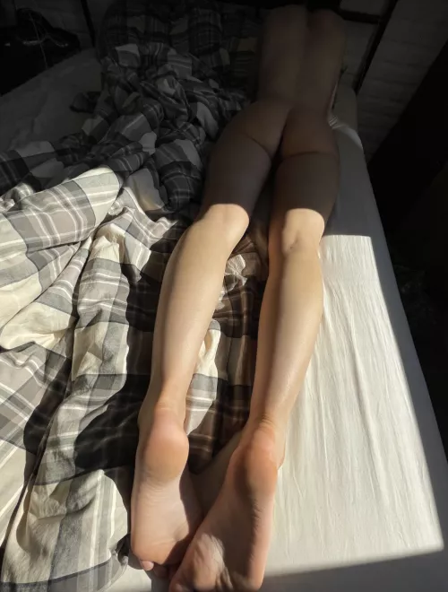 Raise your hands if you'd like to eat my soles and toes🤤