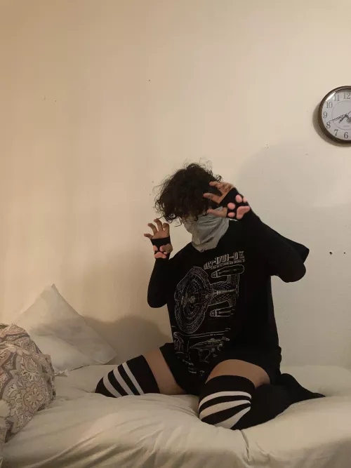 Rawr>:3 im a scary catboi