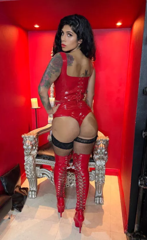 Shiny, sexy latex. Oh... is that my ass? ;)