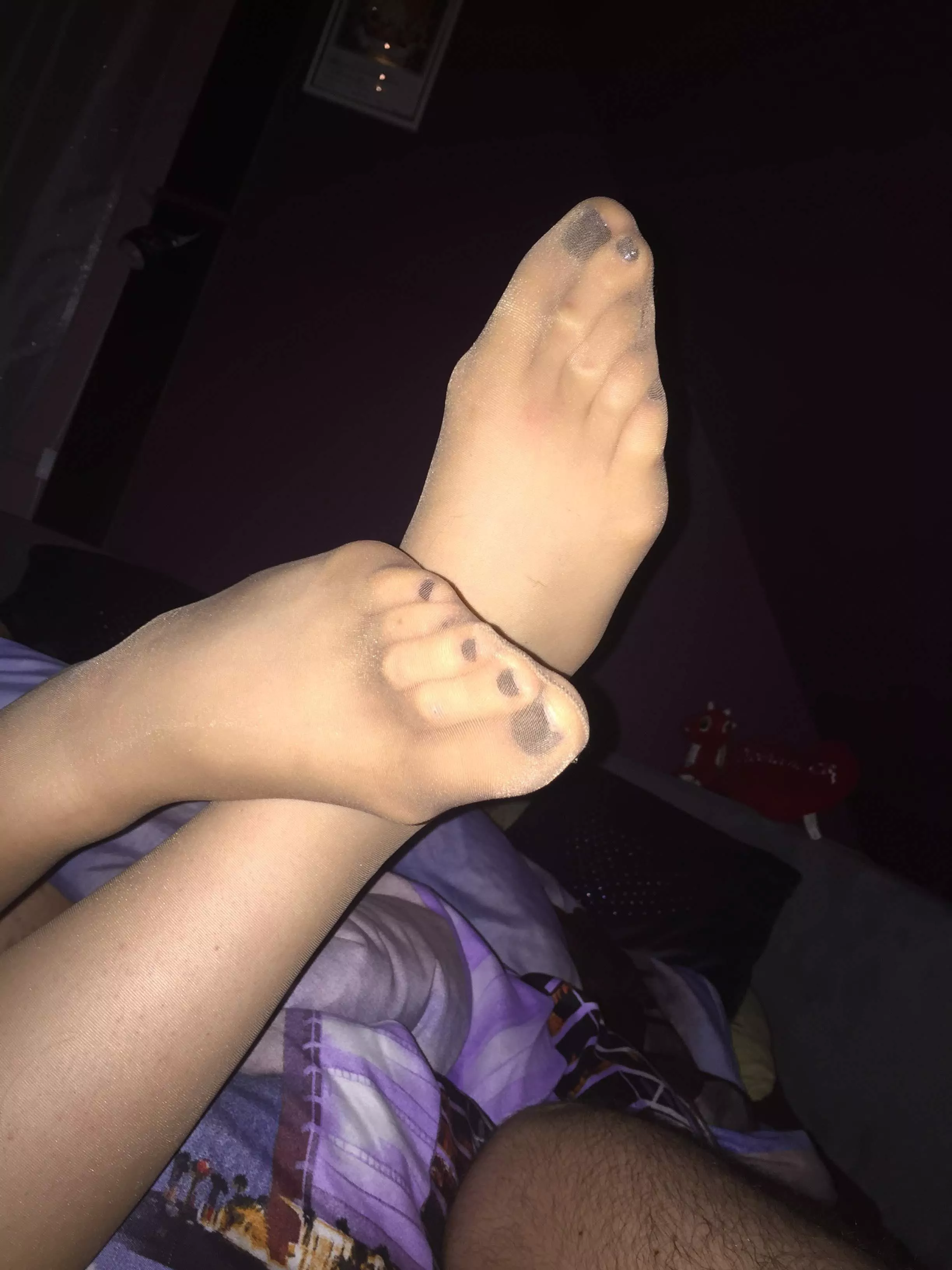 Use her (F27) feet