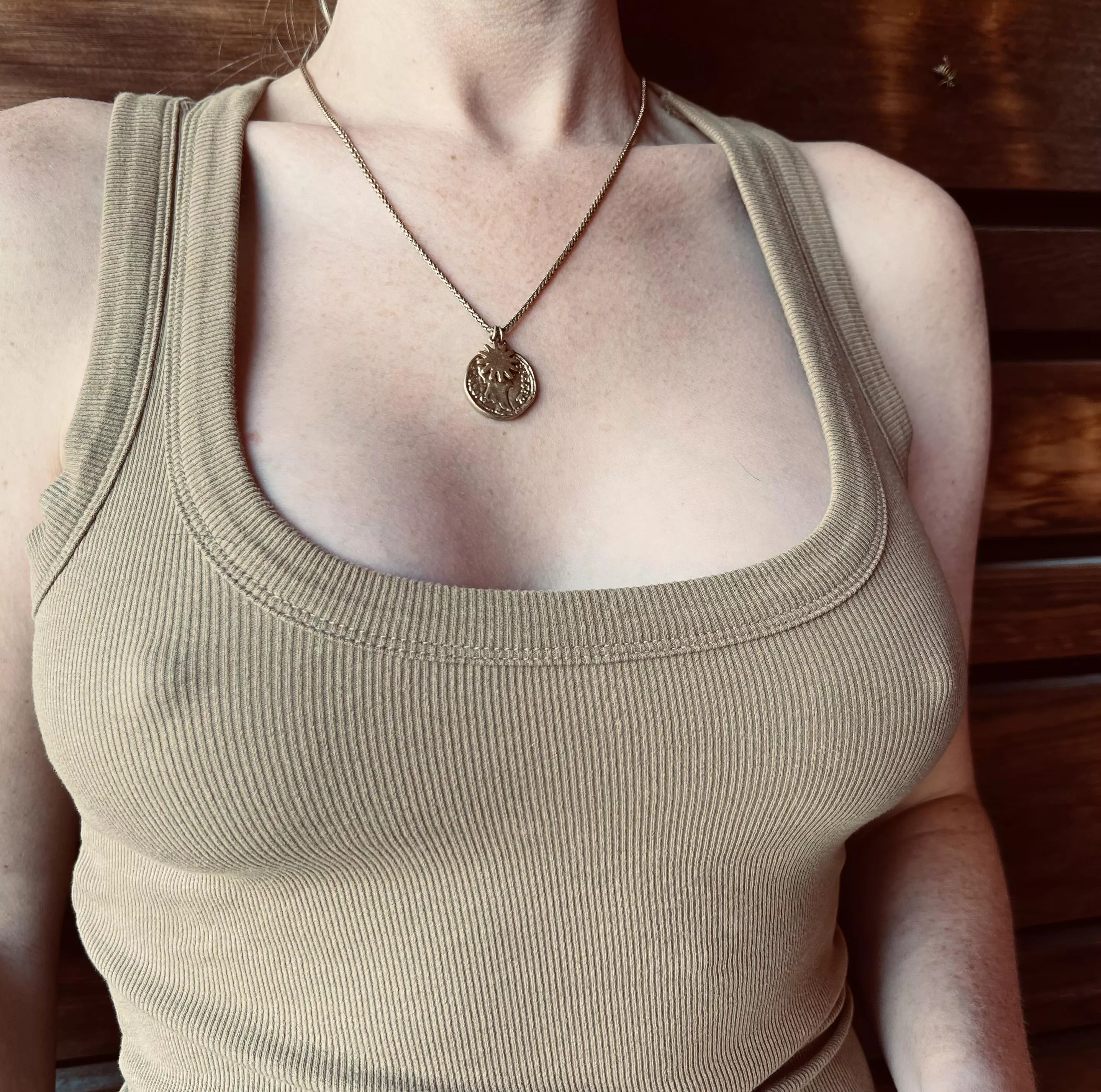 Can you spy the 🐝?