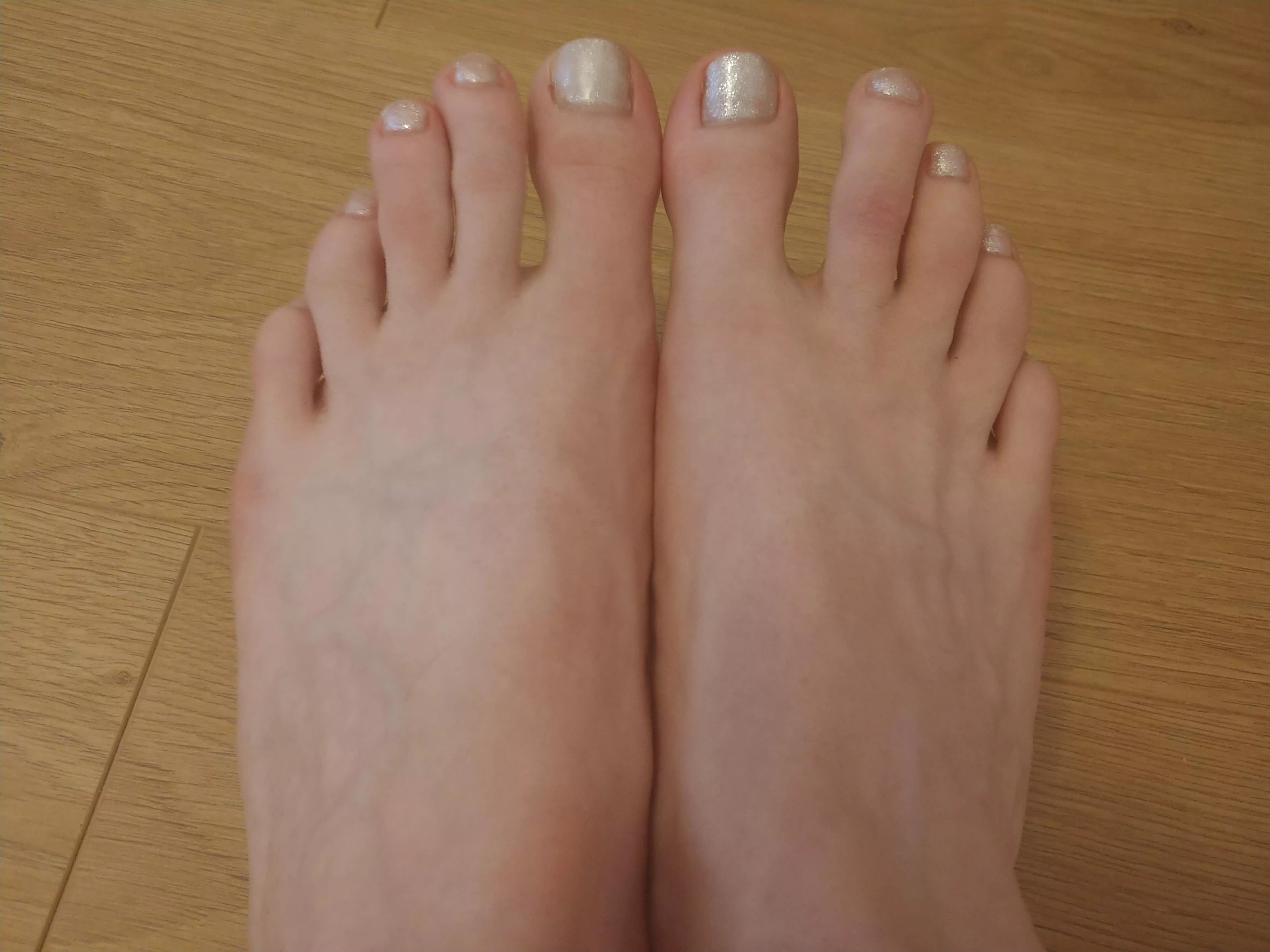 I bet you can't keep your eyes off my sparkly silver toes ✨ 😉
