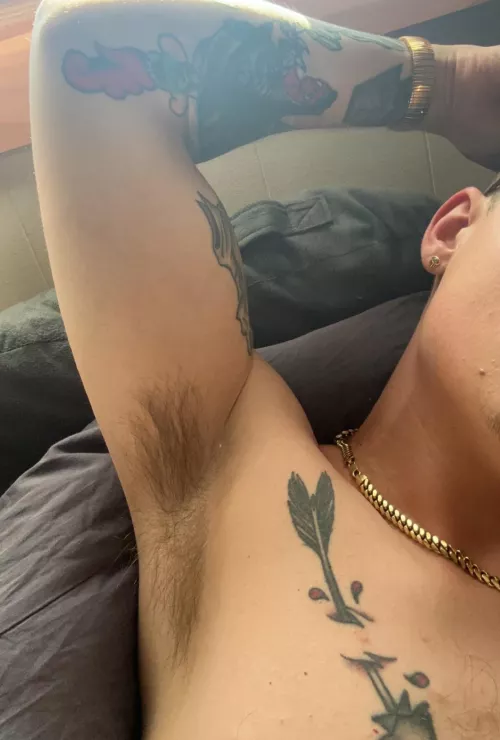 Just tattooed stoner needing my pits licked 🥵