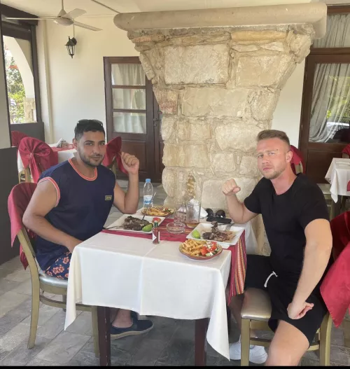 Me and my holiday boyfriend would like to wish you a sweet weekend and full of love. Kisses from Spain