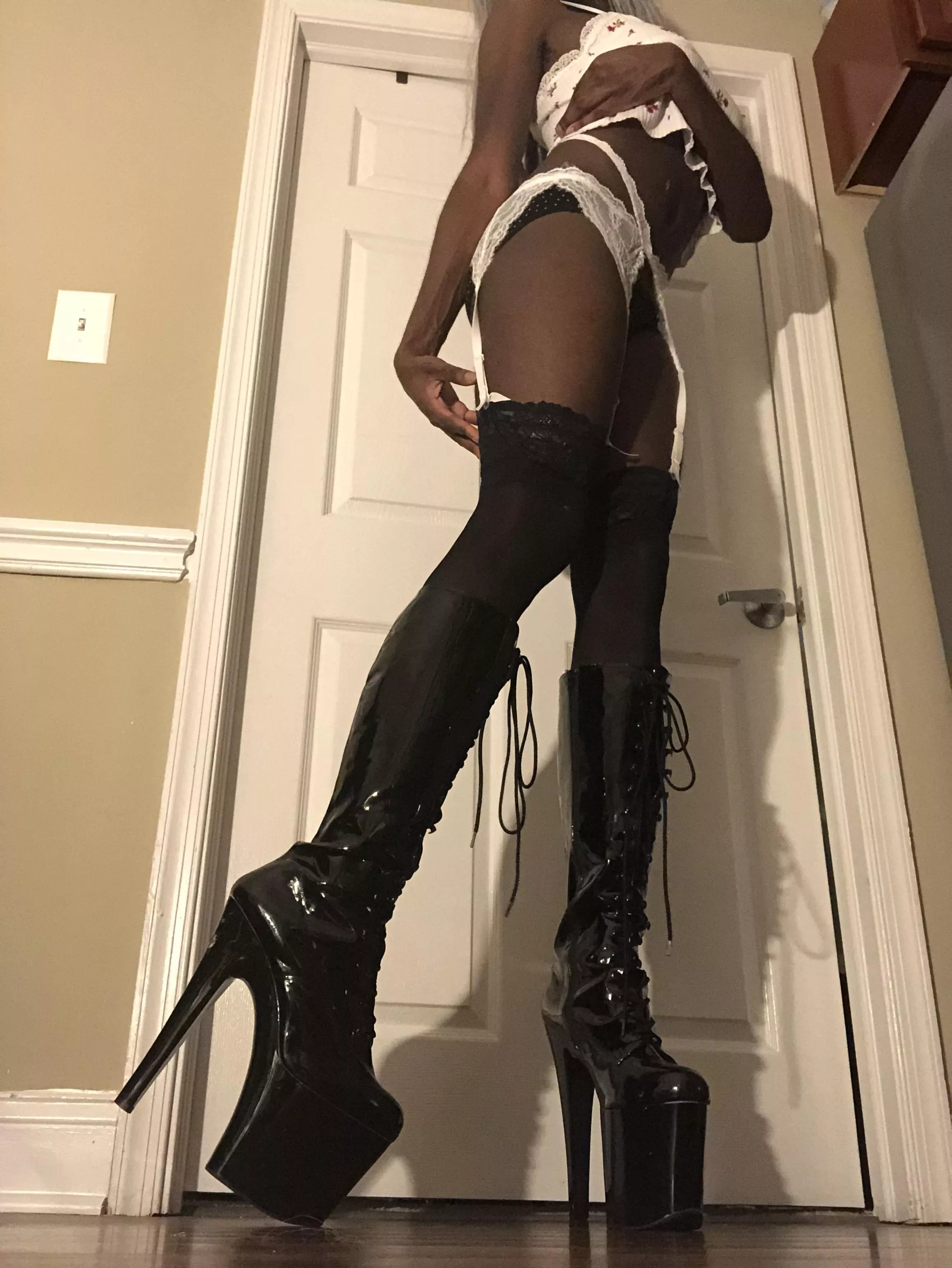 Such dirty boots and no one to lick them…