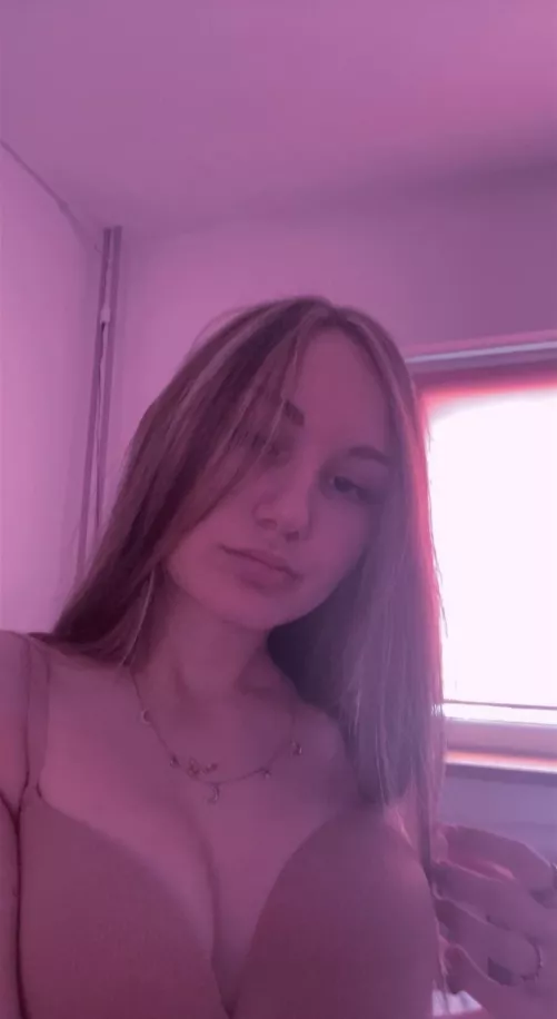 20[F4M] Bored and horny college girl here. Whoever likes this will be made so happy! snap:sufiasienna