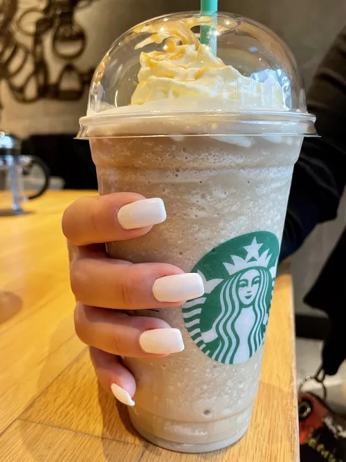 Caramel frappuccino and white nails 😍