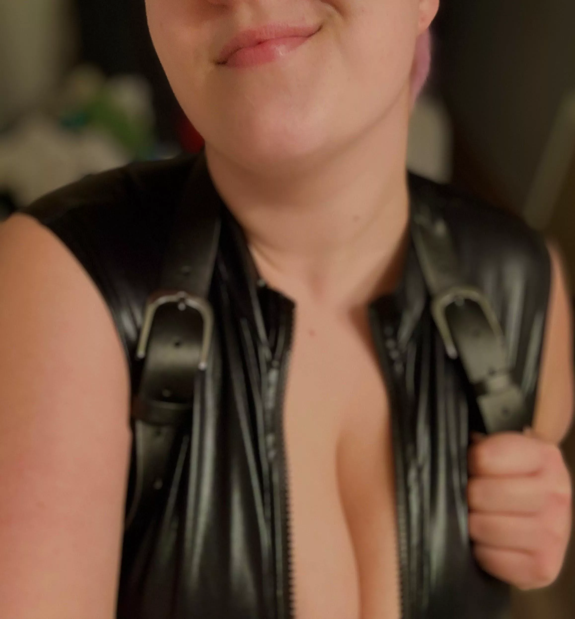 come to mommy, pet 🖤